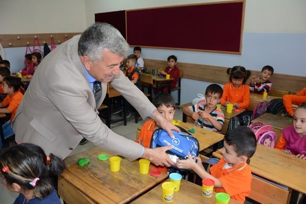 700 ÖĞRENCİNİN KIRTASİYE VE TEMİZLİK MALZEMESİ BELEDİYEDEN 2 ysn_7813