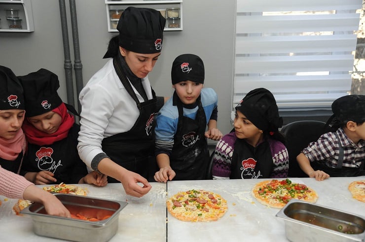 Türk ve Suriyeli çocuklar el ele yemek yaptı 1