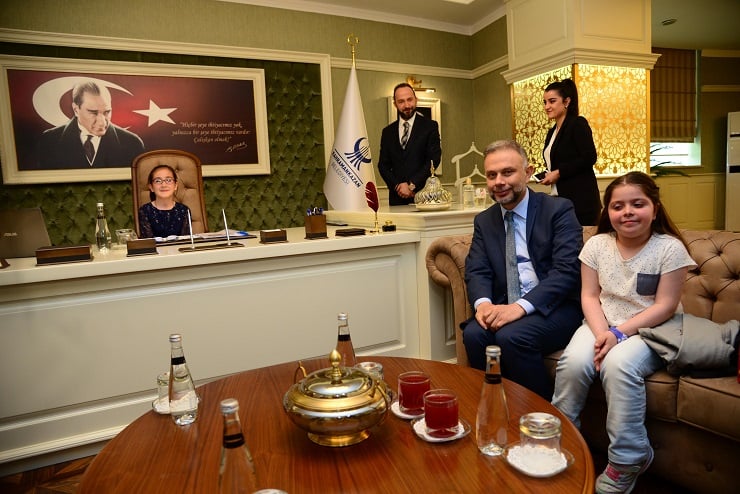 Ertürk koltuğunu minik Elif’e bıraktı 1 Ertürk koltuğunu minik Elif’e bıraktı 1