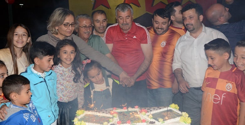 Galatasaraylı Taraftarlar Şampiyonluğu Kutladı