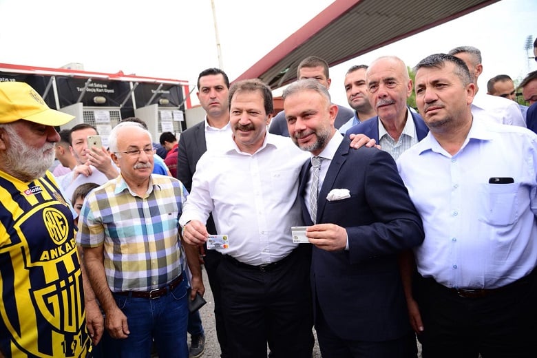 ERTÜRK TARAFTARLARLA BİRLİKTE KOMBİNESİNİ ALDI (1)