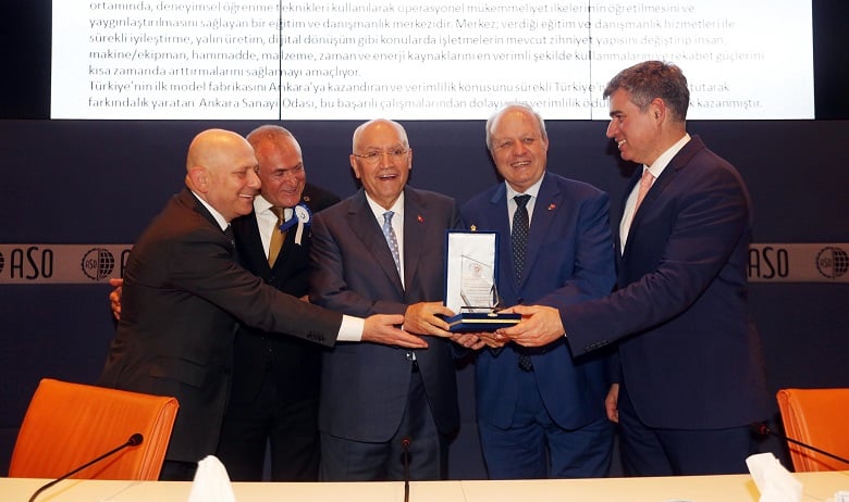 Başkan Yaşar TÜSİAV ödül törenine katıldı