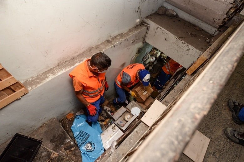 Altındağ'da 20 Kişi Çöp Evi Temizledi... Çöp Evden Görüntüler 11