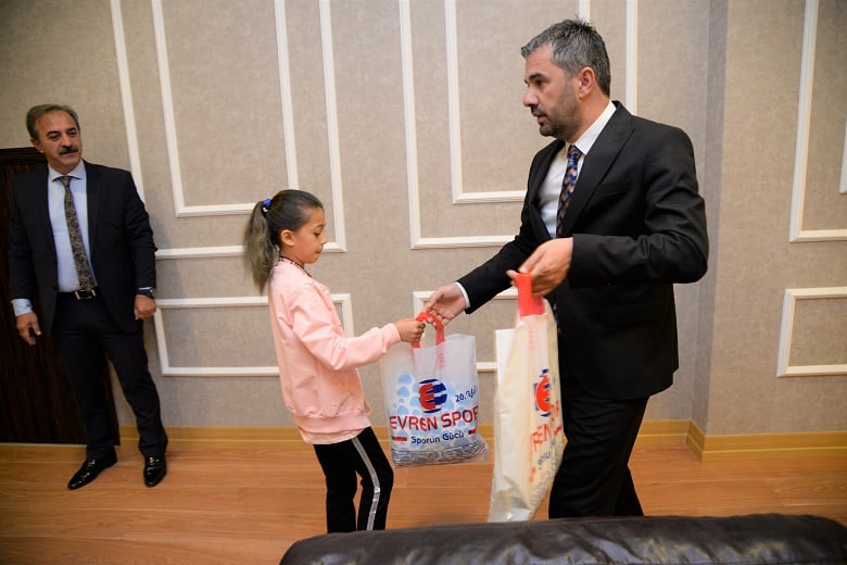 Minik Şampiyondan Başkan Ertuğrul Çetin’e ziyaret