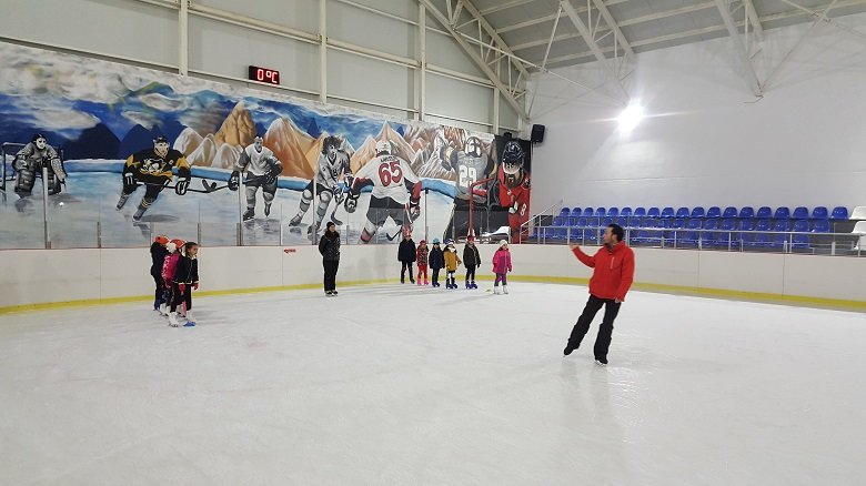 Ecevit’in adını taşıyan buz sporları salonu ilgi görüyor