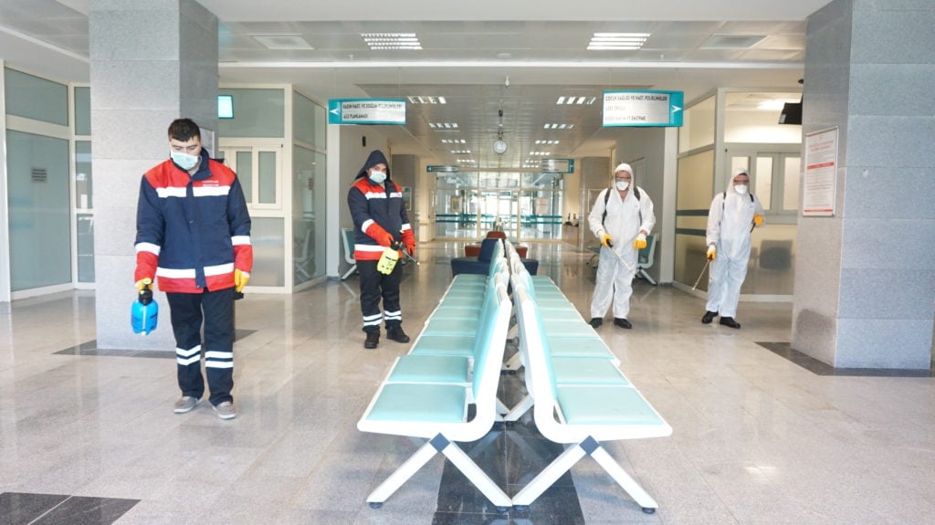 Pursaklar Belediyesi devlet hastanelerini dezenfekte ediyor 1