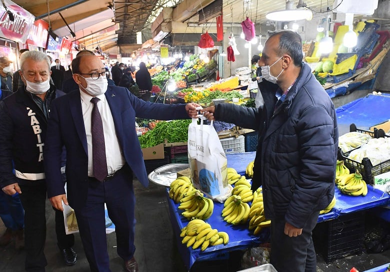 Büyükşehir Belediyesi Ulus halinde maske, eldiven ve dezenfektan dağıttı 1
