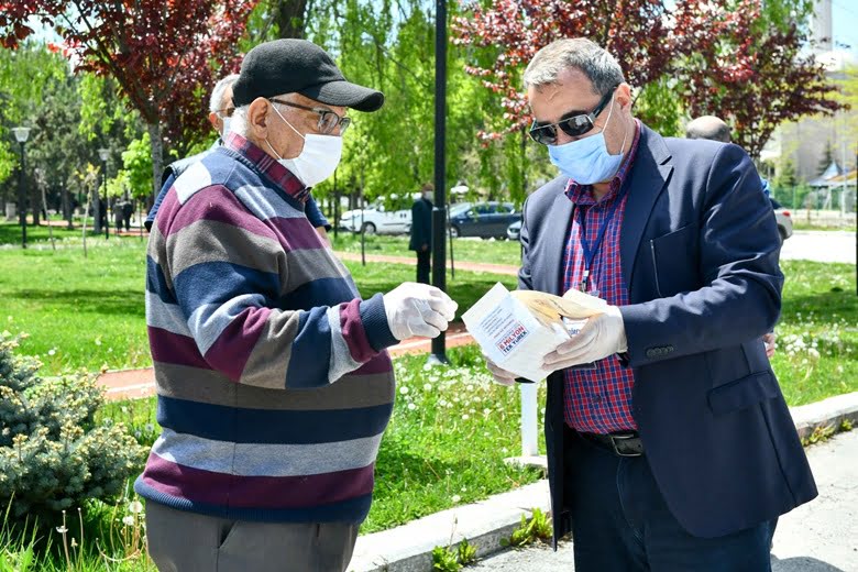 Büyükşehir Belediyesi 65 yaş üstü vatandaşlara maske dağıttı 1