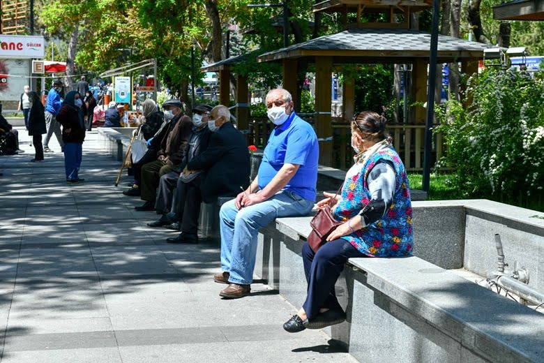 Büyükşehir Belediyesi 65 yaş üstü vatandaşlara maske dağıttı