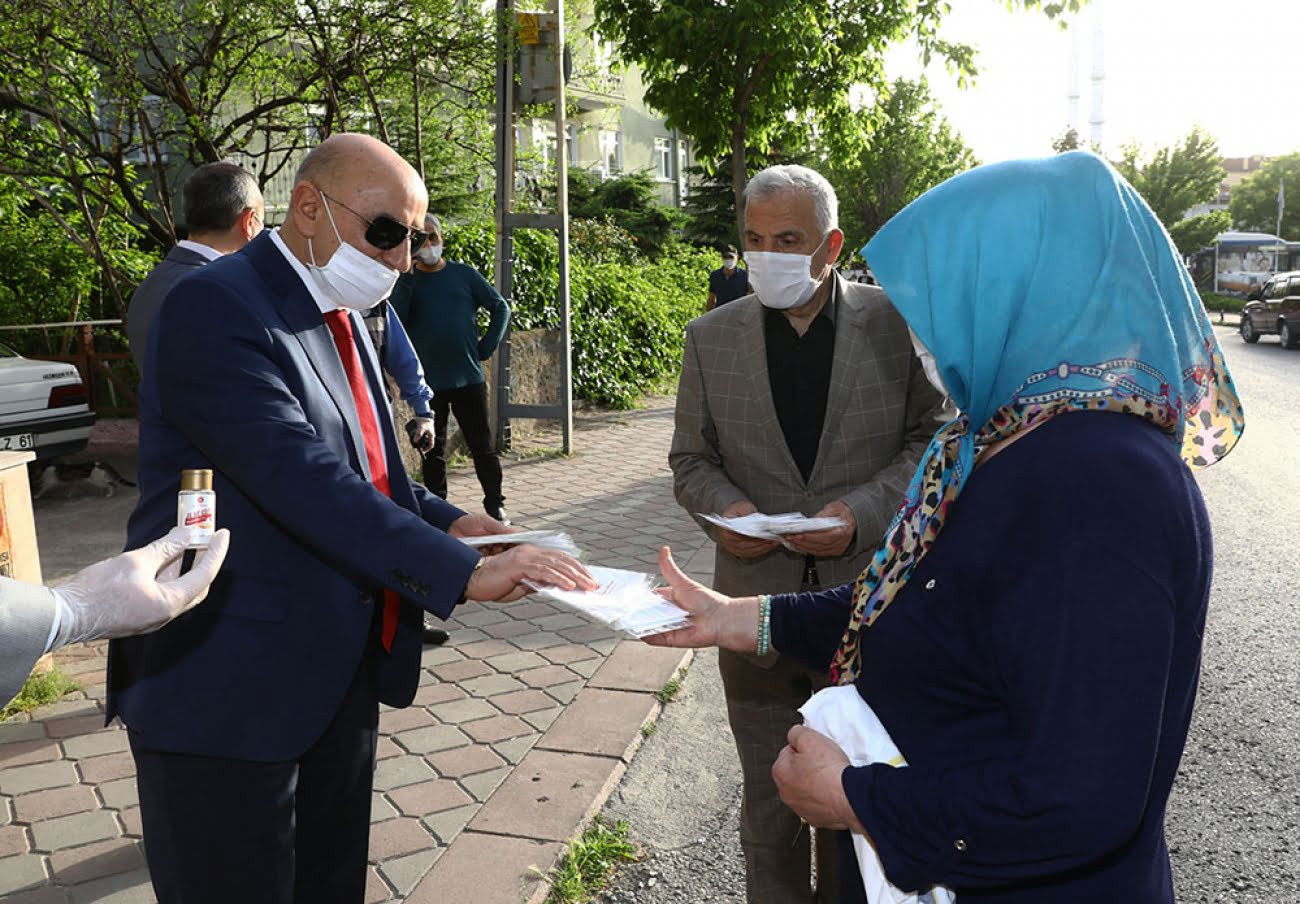 Keçiören Belediyesi 1 milyon adet maske dağıttı