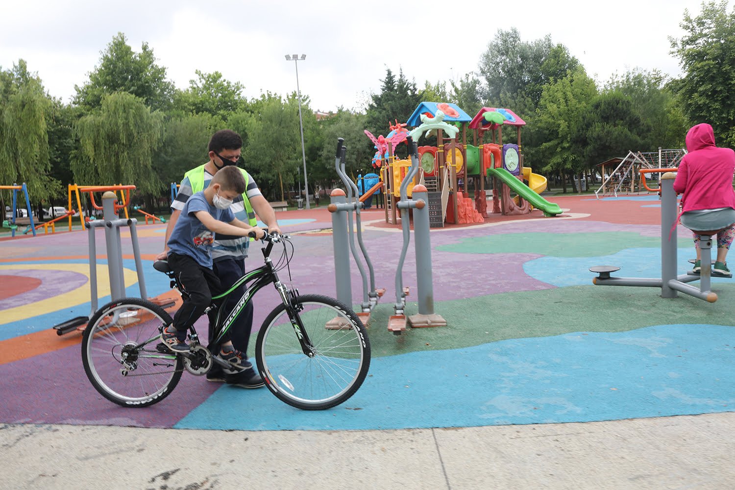 Parkı temizleyen babasına yardım eden İsmail'e İBB'den bisiklet 2