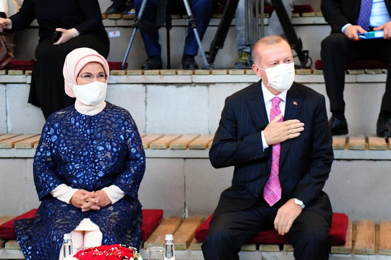 Cumhurbaşkanı Erdoğan Mamak’ta güllerle karşılandı
