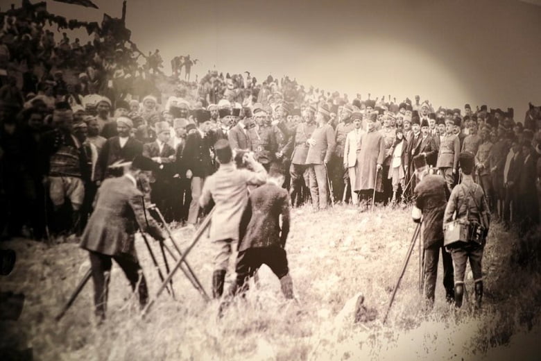 "Atatürk'ün Fotoğraflarının Hikayesi" Sergisi Açıldı 8