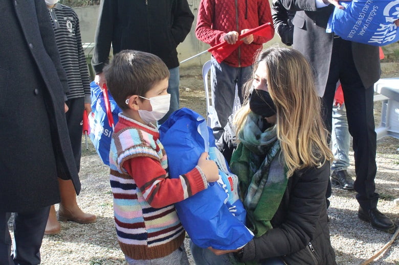 Başkan Geygel, Yağızoğlu'ndaki çocukları sevindirdi 4