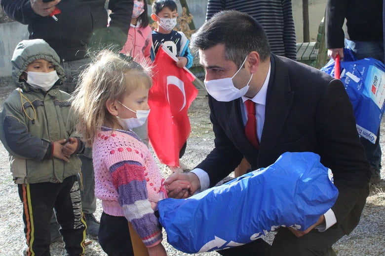 Başkan Geygel, Yağızoğlu'ndaki çocukları sevindirdi 2