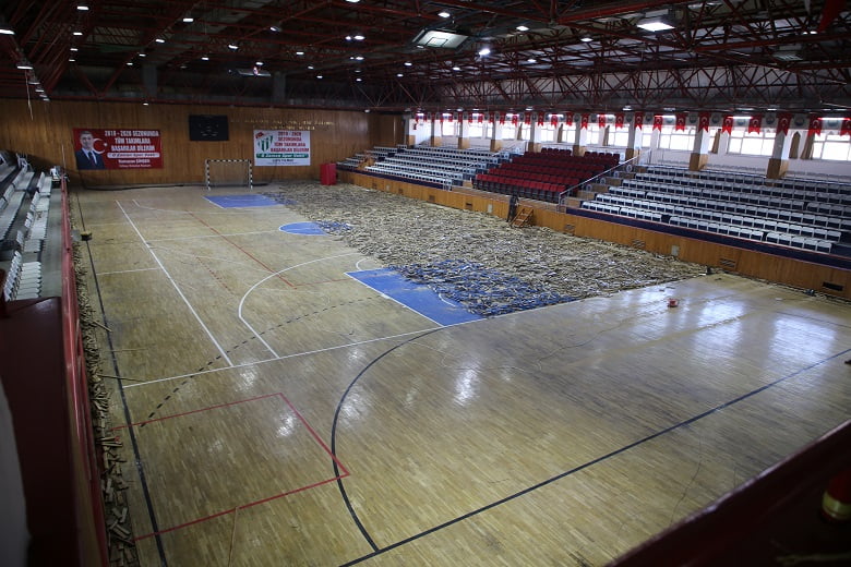 Başkan Şimşek Cumhuriyet Kapalı Spor Salonu’nu Yerinde İnceledi 2