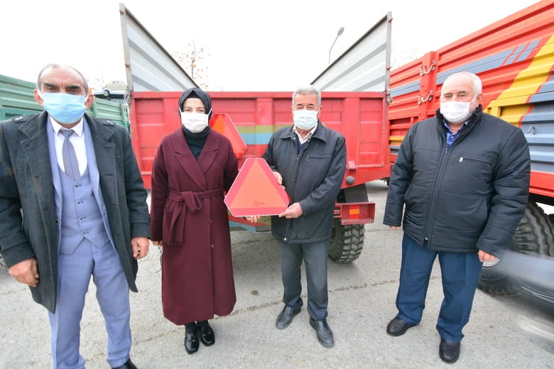 Akyurt Belediyesi çiftçilere reflektör dağıttı