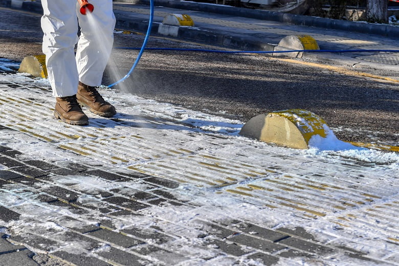 Büyükşehir tarafından üretilen buz çözücü solüsyon “Belçöz” yol ve kaldırımlarda