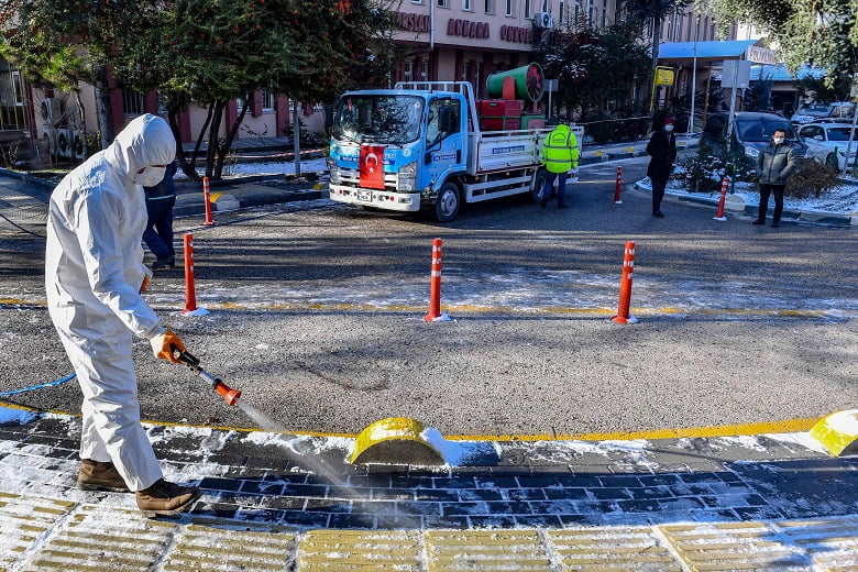 Büyükşehir tarafından üretilen buz çözücü solüsyon "Belçöz" yol ve kaldırımlarda 1