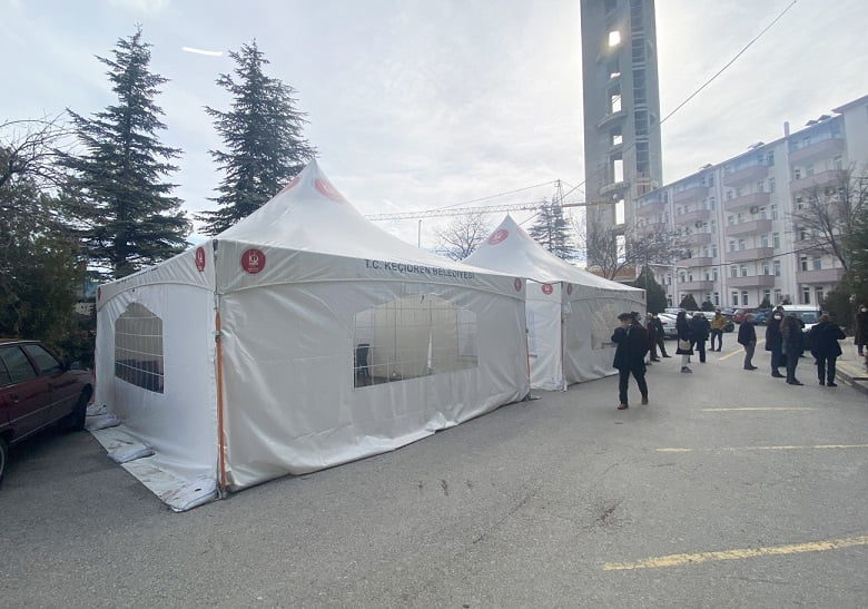 Keçiören Belediyesinden hastanelere ısıtıcılı bekleme çadırı