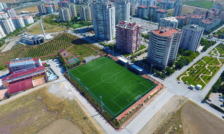 Şenol Güneş futbol sahası yeniden açıldı