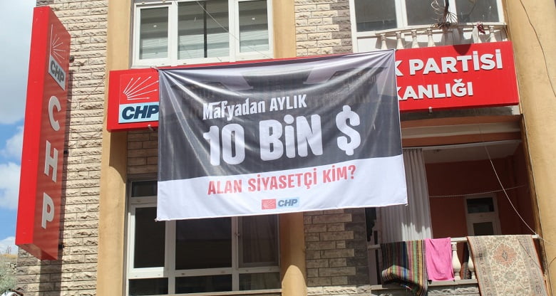 CHP’den ’10 bin dolar alan siyasetçi kim?” pankartı