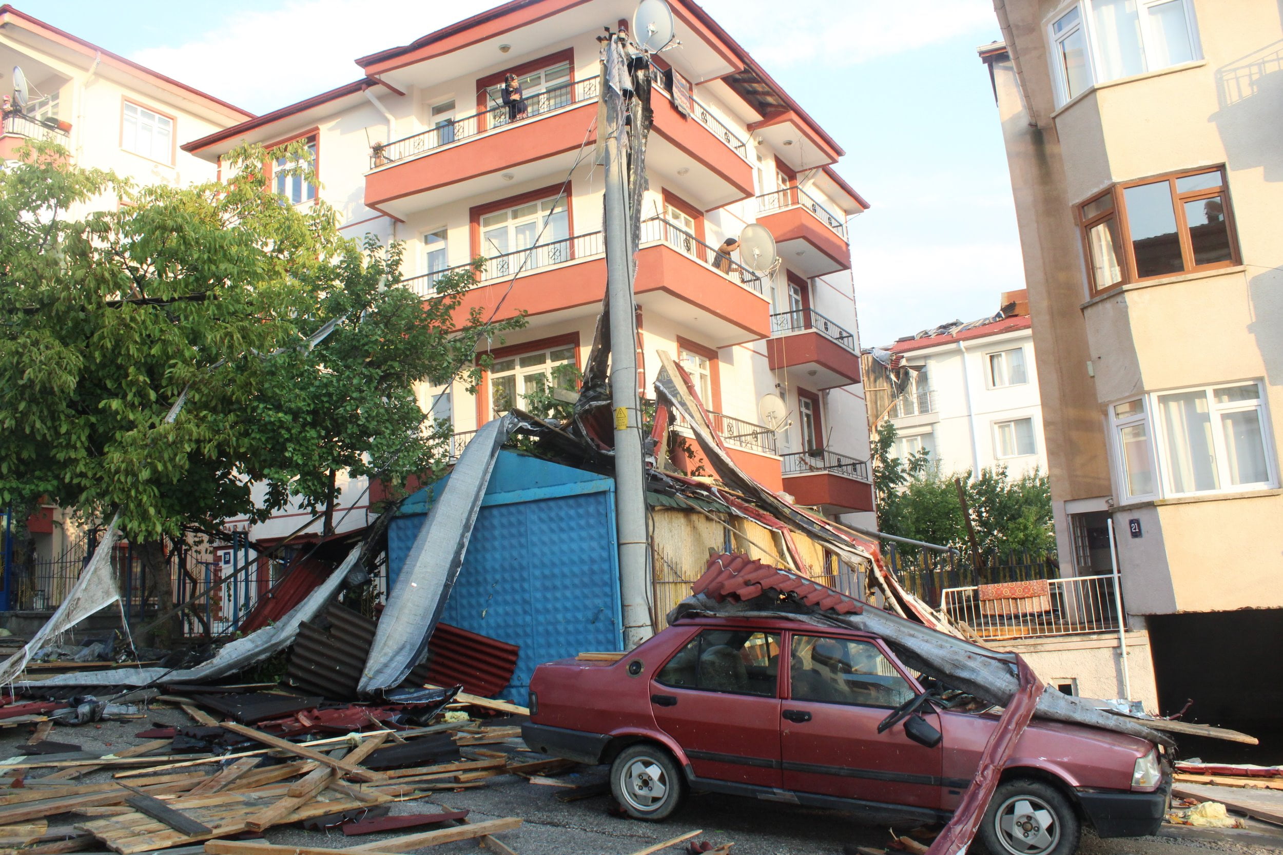 Akyurt'ta şiddetli rüzgar maddi hasara yol açtı 8