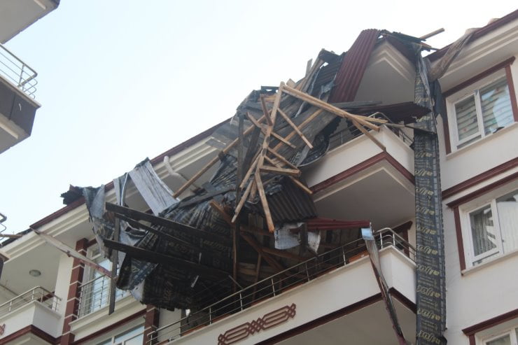 Akyurt'ta şiddetli rüzgar maddi hasara yol açtı 6