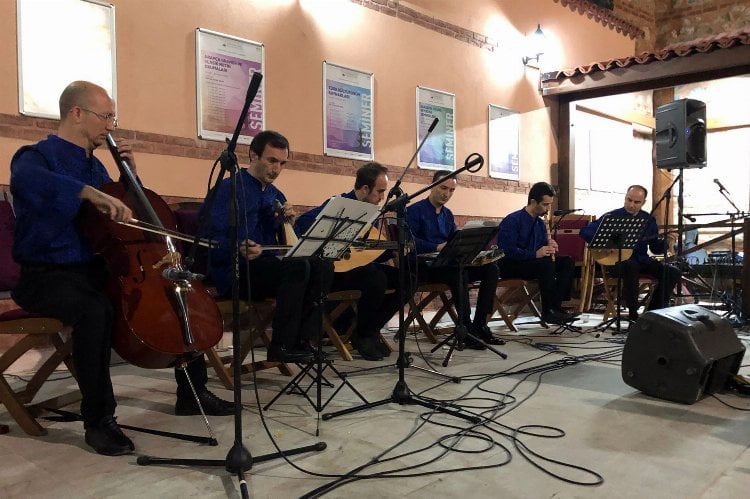 Osmangazi'de Şadırvanlı Han'da Saz dinletisi