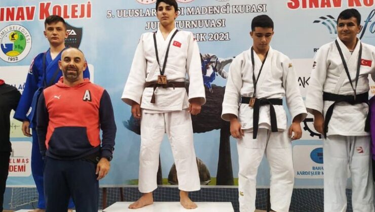 Sakaryalı sporcular judo turnuvasında başarı elde etti