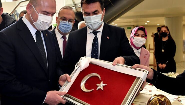 Bursa’da Bakan Soylu’ya işlemeli Türk Bayrağı