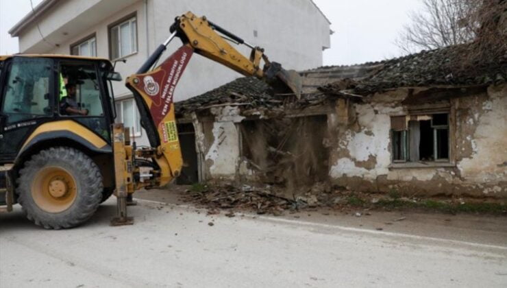 Bursa İnegöl’de 12 metruk bina yıkıldı