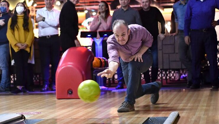 Bursa Osmangazi personeli, iş stresini bowlingde attı