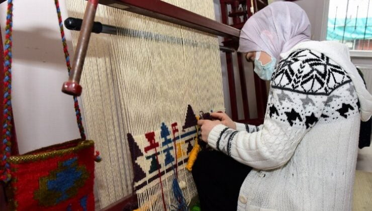 Bursa Yıldırım’da kadınlar halı dokumayı öğreniyor