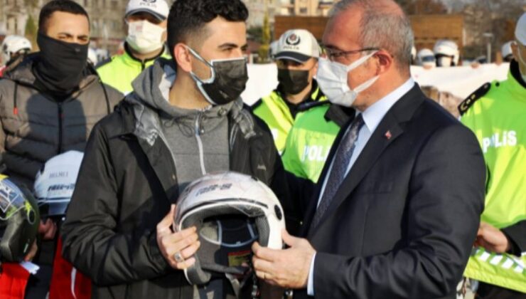 Elazığ’da motosiklet sürücülerine kask dağıtıldı
