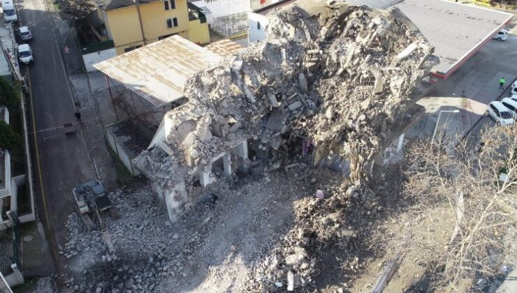 Kocaeli Gölcük’te hasarlı binalar yıkılıyor