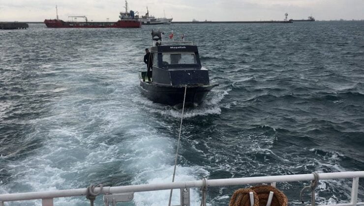 İstanbul Selimiye açıklarında sürüklenen tekne kurtarıldı