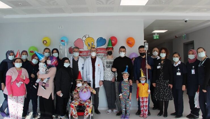 Sivas Numune Hastanesi’nde çocuklarla yılbaşı