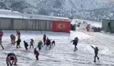 Bitlis’te Jandarma personeli çocuklarla kar topu oynadı