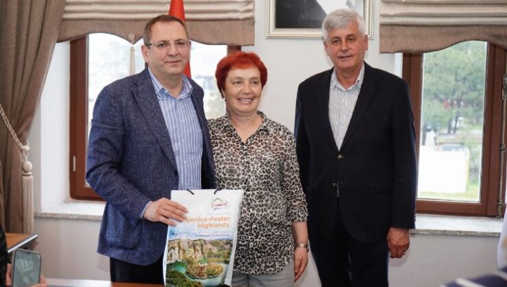 Ayvalık Belediye Başkanı Mesut Ergin, Sjenica’lı konukları tarihi binada ağırladı