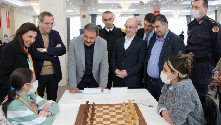 Balıkesir’de kadınlar satranç şampiyonası başladı