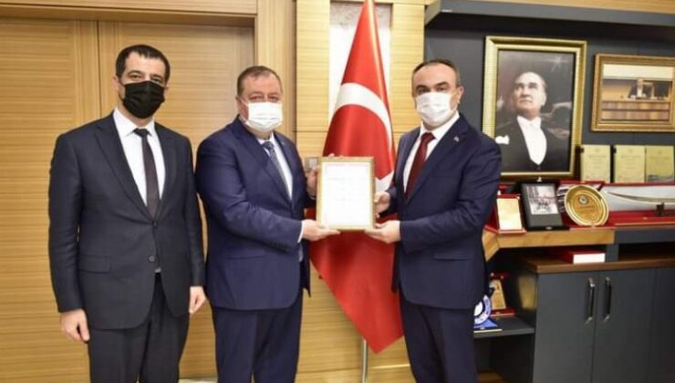 Başkan Ramazan, zeytinyağının coğrafi işaret belgesini Vali Soytürk’e takdim etti