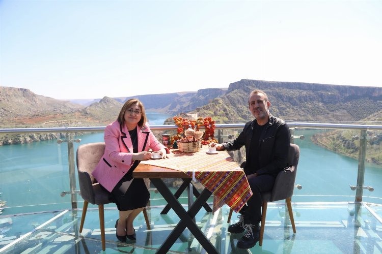 Haluk Levent Gaziantep'te hayranlarıyla buluştu 1 Haluk Levent Gaziantep'te hayranlarıyla buluştu 1