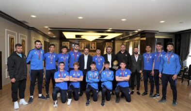 Şampiyon takımdan Başkan Çetin’e ziyaret