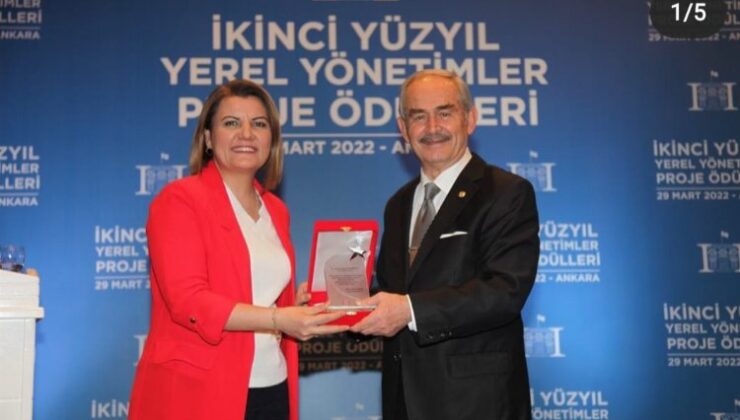 Başkan Hürriyet’e İZGİM ödülünü çağdaş Eskişehir’in mimarı Yılmaz Hoca verdi