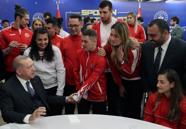 Cumhurbaşkanı Erdoğan sporun yıldızlarıyla buluştu 1