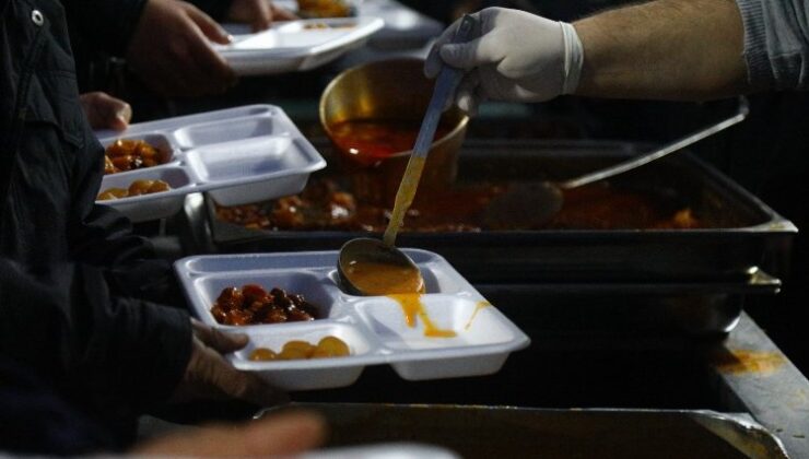 Gaziantep Büyükşehir her gün bir mahallede iftarlık yemek dağıtıyor
