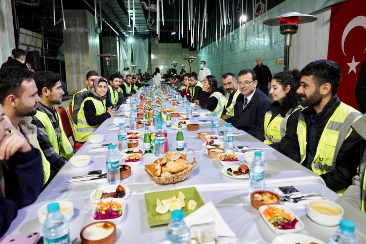 İmamoğlu yerin 25 metre altında metro çalışanları ile iftar yaptı 1