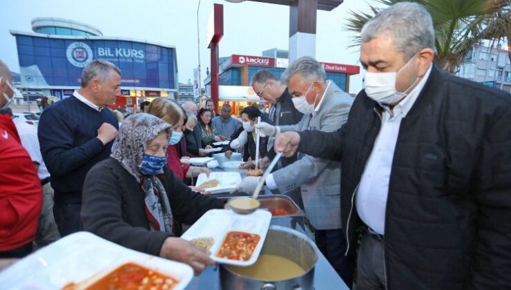 İzmir Güzelbahçe’de iftar yemeği verildi