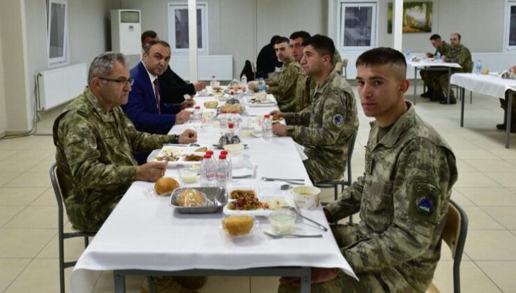 Kilis Valisi Soytürk sınırda iftar yaptı